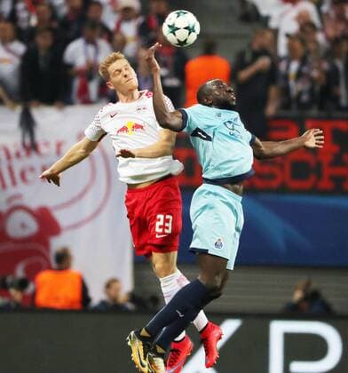 RB Leipzig - Porto Fussball Champions League Leipzig, 17.10.2017, Red Bull Arena, Fussball, UEFA Champions League, Gruppe G, 3.Spieltag , Rasenballsport Leipzig vs. FC Porto , Im Bild von links; Marcel Halstenberg (23, RB Leipzig) und Moussa Marega (11, Porto). ,