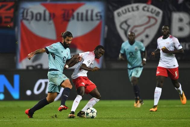 Fussball, Herren, Saison 2017 2018, Champions League (Gruppe G, 3. Spieltag), RB Leipzig - FC Porto, Sergio Oliveira (Nr. 27, FC Porto), Bruma (Nr. 17, RB Leipzig), 17.10. 2017, Copyright: xMatthiasxKochx