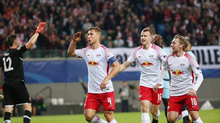 RB Leipzig - Porto Fussball Champions League Leipzig, 17.10.2017, Red Bull Arena, Fussball, UEFA Champions League, Gruppe G, 3.Spieltag , RB Leipzig (DEU) vs. FC Porto (PRT) 3:2 (3:2) , Leipziger Torjubel nach dem 1:0. Im Bild v.l.: Torschütze Willi Orban (4,RB Leipzig), Lukas Klostermann (16,RB Leipzig) und Emil Forsberg (10,RB Leipzig). ,
