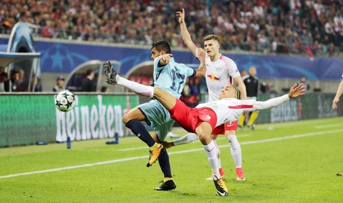 RB Leipzig - Porto Fussball Champions League Leipzig, 17.10.2017, Red Bull Arena, Fussball, UEFA Champions League, Gruppe G, 3.Spieltag , Rasenballsport Leipzig vs. FC Porto , Im Bild von links; Jesus Corona (17, Porto), Yussuf Poulsen (9,RB Leipzig) und Marcel Sabitzer (7,RB Leipzig). ,