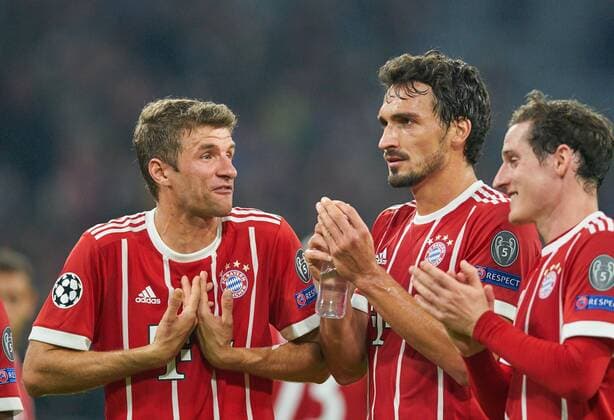 Streit Thomas MUELLER, MÜLLER, FCB 25 Mats HUMMELS, FCB 5 reden, diskutieren, streiten, unterhalten, Aktion FC BAYERN MUENCHEN - CELTIC GLASGOW Gruppenphase Hinspiel, Fussball UEFA Champions League, Muenchen, 18.10.2017 CL Saison 2017 2018