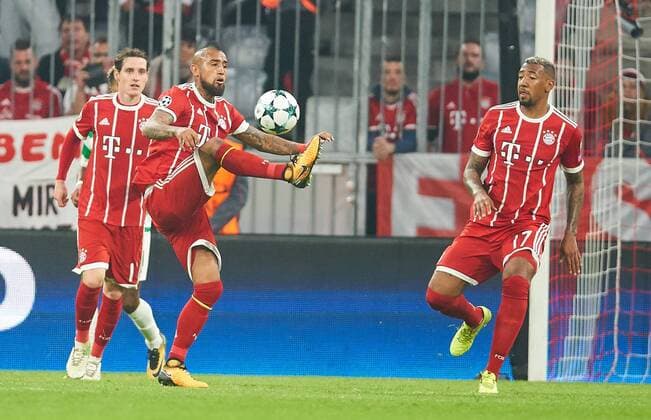Arturo VIDAL, FCB 23 Einzelaktion mit Ball, Ganzfigur, Freisteller, Einzelbild, Hochformat, Aktion, Ganzkörper, Einzelaufnahmen, Action Ballannahme, Ballbehandlung Sebastian RUDY, FCB 19 Jerome BOATENG (FCB 17) FC BAYERN MUENCHEN - CELTIC GLASGOW 3-0 Gruppenphase Hinspiel, Fussball UEFA Champions League, Muenchen, 18.10.2017 CL Saison 2017 2018