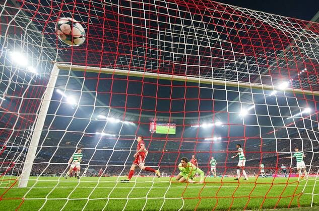 Robert LEWANDOWSKI, FCB 9 Torschuss, schiesst Abseits Tor , nicht anerkannt Hintertorkamera, Tor, Tornetz, Stadion Innenansicht, Froschperspektive, FC BAYERN MUENCHEN - CELTIC GLASGOW 3-0 Gruppenphase Hinspiel, Fussball UEFA Champions League, Muenchen, 18.10.2017 CL Saison 2017 2018