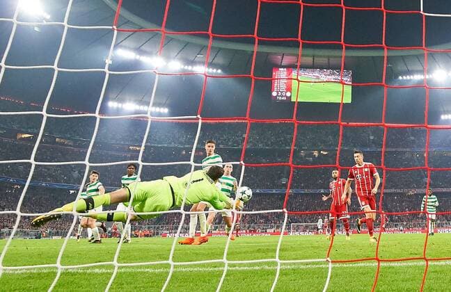 Craig GORDON, Glasgow 1 wehrt den Ball ab, fängt, fangen, festhalten, Aktion, Einzelbild, Freisteller, Reaktion, Faustabwehr, Fausten FC BAYERN MUENCHEN - CELTIC GLASGOW 3-0 Gruppenphase Hinspiel, Fussball UEFA Champions League, Muenchen, 18.10.2017 CL Saison 2017 2018