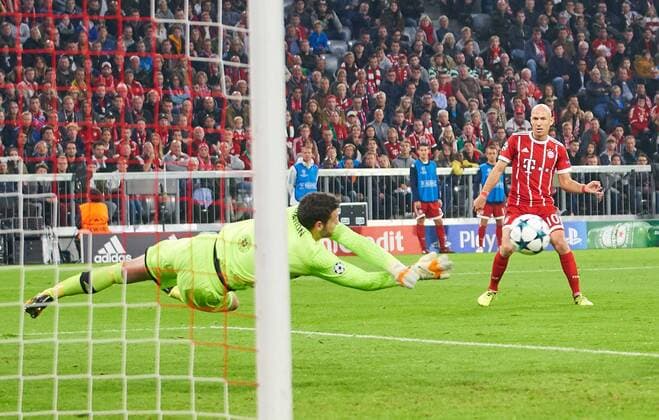 Craig GORDON, Glasgow 1 wehrt ab gegen Arjen ROBBEN, FCB 10 wehrt den Ball ab, fängt, fangen, festhalten, Aktion, Einzelbild, Freisteller, Reaktion, Faustabwehr, Fausten fliegen Flug Torwart, Torhueter, Goalie, Mann im Tor, FC BAYERN MUENCHEN - CELTIC GLASGOW 3-0 Gruppenphase Hinspiel, Fussball UEFA Champions League, Muenchen, 18.10.2017 CL Saison 2017 2018