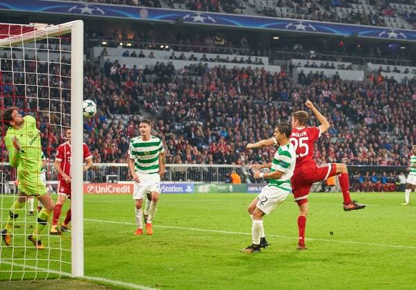 Thomas MUELLER, MÜLLER, FCB 25 Torschuss, schiesst aufs Tor, schiessen, zieht ab, Spannschuss , Freistoss, im Kopfballduell , Kopfball mit Cristian GAMBOA, Glasgow 12 Craig GORDON, Glasgow 1 wehrt den Ball ab, fängt, fangen, festhalten, Aktion, Einzelbild, Freisteller, Reaktion, Faustabwehr, Fausten FC BAYERN MUENCHEN - CELTIC GLASGOW 3-0 Gruppenphase Hinspiel, Fussball UEFA Champions League, Muenchen, 18.10.2017 CL Saison 2017 2018