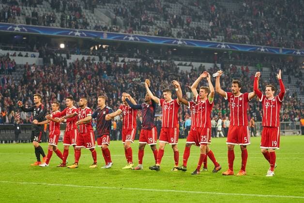 Schlussjubel mit Fans Sebastian RUDY, FCB 19 Mats HUMMELS, FCB 5 Thomas MUELLER, MÜLLER, FCB 25 Robert LEWANDOWSKI, FCB 9 Sebastian RUDY, FCB 19 Arjen ROBBEN, FCB 10 Joshua KIMMICH, FCB 32 Arturo VIDAL, FCB 23 James RODRIGUEZ, FCB 11 RAFINHA (FCB 13) Sven ULREICH, FCB 26 Torwart. FC BAYERN MUENCHEN - CELTIC GLASGOW 3-0 Gruppenphase Hinspiel, Fussball UEFA Champions League, Muenchen, 18.10.2017 CL Saison 2017 2018