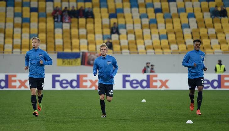Fussball, Herren, Saison 2017 2018, UEFA Europa League (Gruppe J, 3. Spieltag) in Lemberg, Sorja Luhansk - Hertha BSC, v. l. Arne Maier (Hertha BSC), Fabian Lustenberger (Hertha BSC), Valentino Lazaro (Hertha) bei der Erwärmung, Aufwärmen, 19.10. 2017, Copyright: xMichaelxHundtx xMatthiasxKochx