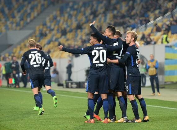 Fussball, Herren, Saison 2017 2018, UEFA Europa League (Gruppe J, 3. Spieltag) in Lemberg, Sorja Luhansk - Hertha BSC, v. l. Arne Maier (Hertha BSC), Valentino Lazaro (Hertha), Davie Selke (Hertha BSC), Fabian Lustenberger (Hertha BSC), Jubel nach Tor zum 1:1, 19.10. 2017, Copyright: xMichaelxHundtx xMatthiasxKochx