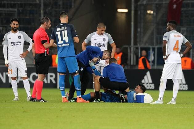 Sanitäter kümmern sich um den Torschützen Nadiem Amiri (Hoffenheim, 18), der angeschlagen auf dem Boden liegt, verletzt, Verletzung, injured, sporting injury, Fussball, UEFA Europa League, TSG 1899 Hoffenheim - Istanbul Basaksehir,