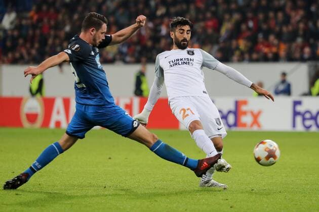 v.li.: Mark Uth (Hoffenheim, 19), Mahmut Tekdemir (Istanbul, 21), Zweikampf, Duell, duel, tackle, tackling, Dynamik, Action, Aktion, Fussball, UEFA Europa League, TSG 1899 Hoffenheim - Istanbul Basaksehir,