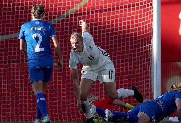 Deutschland, Wiesbaden, Brita-Arena, 20.10.2017, Fussball, Frauen, WM Qualifikation, Deutschland - Island Bild: Alexandra Popp (Deutschland, 11) erzielt das 1:1 und dreht jubelnd an, Ingibjörg Sigurdardottir (Island, 3) r. und Sif Atladottir (Island, 2) lk. Copyright: HMBxMedia xHeikoxBecker