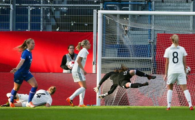 Deutschland, Wiesbaden, Brita-Arena, 20.10.2017, Fussball, Frauen, WM Qualifikation, Deutschland - Island Bild: Der Ball zappelt im Netz, Torschützing Elin Metta Jensen (Island, 15) lk. dreht jubelnd ab, v. lk. Torschützin Elin Metta Jensen (Island, 15), Leonie Maier (Deutschland, 4), Kathrin Hendrich (Deutschland, 3), Torwart Laura Benkarth (Deutschland, 12) und Lena Goeßling (Deutschland, 8) Copyright: HMBxMedia xHeikoxBecker