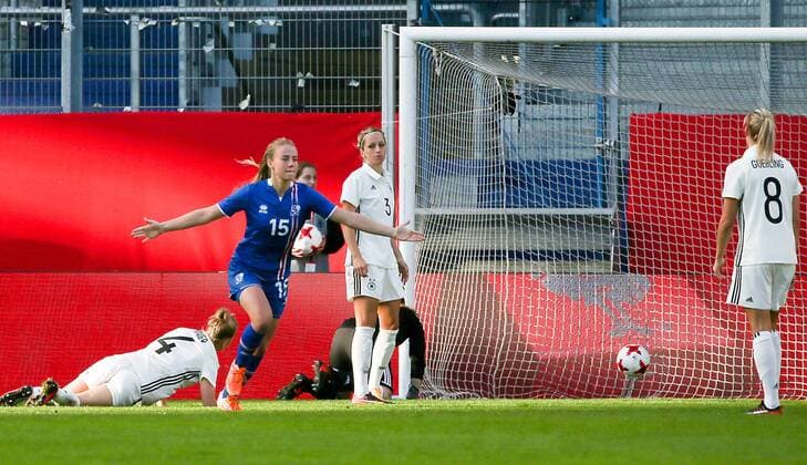 Deutschland, Wiesbaden, Brita-Arena, 20.10.2017, Fussball, Frauen, WM Qualifikation, Deutschland - Island Bild: Der Ball zappelt im Netz, Torschützing Elin Metta Jensen (Island, 15) lk. dreht jubelnd ab, v. lk. Leonie Maier (Deutschland, 4), Torschützin Elin Metta Jensen (Island, 15), Kathrin Hendrich (Deutschland, 3), Torwart Laura Benkarth (Deutschland, 12) und Lena Goeßling (Deutschland, 8) Copyright: HMBxMedia xHeikoxBecker