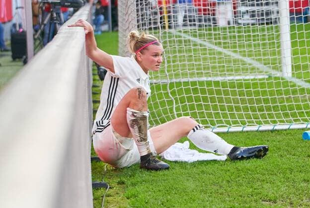 Alexandra POPP, DFB 11 Emotionen, enttaeuscht, Enttaeuschung, Frust, frustriert, Trauer ,traurig, verzweifelt, Verzweiflung am Boden DEUTSCHLAND - ISLAND 2-3 Fussball Laenderspiel Damen Qualifikation zur WM 2019 in Frankreich , Wiesbaden, Deutschland 20.10.2017