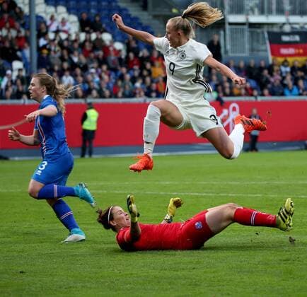 Deutschland, Wiesbaden, Brita-Arena, 20.10.2017, Fussball, Frauen, WM Qualifikation, Deutschland - Island Bild: Lea Schüller (Deutschland, 9) r. erzielt den Anschluß zum 3:2, Ingibjörg Sigurdardottir (Island, 3) lk., Torwart Gudbjörg Gunnarsdottir (Island, 1) m. ist geschlagen Copyright: HMBxMedia xHeikoxBecker