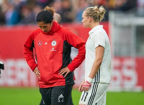 Steffi JONES, Trainerin Cheftrainerin DFB Damen Alexandra POPP, DFB 11 Emotionen, enttaeuscht, Enttaeuschung, Frust, frustriert, Trauer ,traurig, verzweifelt, Verzweiflung DEUTSCHLAND - ISLAND Fussball Laenderspiel Damen Qualifikation zur WM 2019 in Frankreich , Wiesbaden, Deutschland 20.10.2017