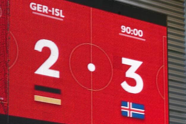 Anzeigetafel, Screen, Screenboard, digital, LED, Anzeige, Monitor,Ergebnis, Endergebnis DEUTSCHLAND - ISLAND 2-3 Fussball Laenderspiel Damen Qualifikation zur WM 2019 in Frankreich , Wiesbaden, Deutschland 20.10.2017