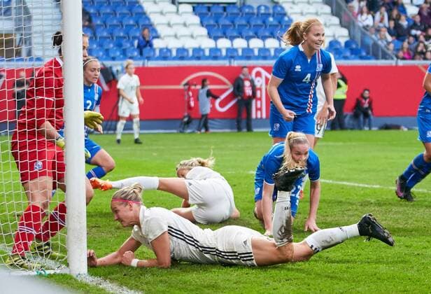 Alexandra POPP, DFB 11 Kathrin HENDRICH, DFB 3 Emotionen, enttaeuscht, Enttaeuschung, Frust, frustriert, verzweifelt, Verzweiflung, Trauer, traurig, am Boden liegend, DEUTSCHLAND - ISLAND 2-3 Fussball Laenderspiel Damen Qualifikation zur WM 2019 in Frankreich , Wiesbaden, Deutschland 20.10.2017