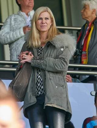Ehefrau Nicole von Steffi JONES, Trainerin Cheftrainerin DFB Damen Ganzfigur, Aktion, Portrait, Einzelbild, Einzelaktion, auf der Ehrentribuene, Tribuene, Ehrengaeste, Prominenz, Promi, VIP, Mode, Spielerfrau, Frau, Maedchen, Figur, lacht, attraktiv, Mode, fashion, Schmuck, Tasche, Schminke, DEUTSCHLAND - ISLAND 2-3 Fussball Laenderspiel Damen Qualifikation zur Weltmeisterschaft WM 2019 in Frankreich , Wiesbaden, Deutschland 20.10.2017