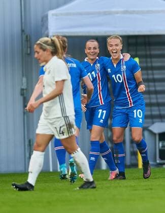 Dagny BRYNJARSDOTTIR, ISL 10 Torjubel mit Hallbera GISLADOTTIR, ISL 11 Ingibjoerg SIGURDARDOTTIR, ISL 3 , Jubel nach dem Tor zum 1-3 Jubel, jubeln, jubelt, Freude, Emotionen, Feiern, Lachen, jubelt, freuen, reisst die Arme hoch, ballt die Faust Anna BLAESSE, DFB 14 Emotionen, enttaeuscht, Enttaeuschung, Frust, frustriert, Trauer ,traurig, verzweifelt, Verzweiflung DEUTSCHLAND - ISLAND 2-3 Fussball Laenderspiel Damen Qualifikation zur Weltmeisterschaft WM 2019 in Frankreich , Wiesbaden, Deutschland 20.10.2017