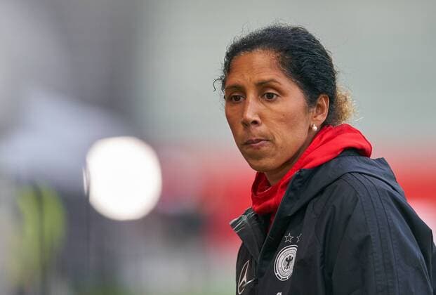 Themen der Woche - SPORT Steffi JONES, Trainerin Cheftrainerin DFB Damen Emotionen, enttaeuscht, Enttaeuschung, Frust, frustriert, Trauer ,traurig, verzweifelt, Verzweiflung Halbfigur , Aktion, Einzelbild, Portrait, Portraet, Einzelaktion DEUTSCHLAND - ISLAND 2-3 Fussball Laenderspiel Damen Qualifikation zur Weltmeisterschaft WM 2019 in Frankreich , Wiesbaden, Deutschland 20.10.2017