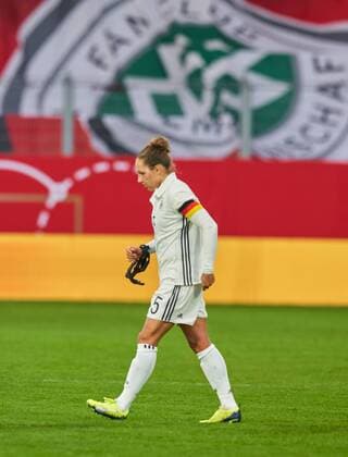 Babett PETER, DFB 5 Emotionen, enttaeuscht, Enttaeuschung, Frust, frustriert, Trauer ,traurig, verzweifelt, Verzweiflung Ganzfigur, Aktion, Portrait, Einzelbild, Einzelaktion, DEUTSCHLAND - ISLAND 2-3 Fussball Laenderspiel Damen Qualifikation zur Weltmeisterschaft WM 2019 in Frankreich , Wiesbaden, Deutschland 20.10.2017