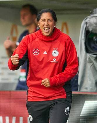 Steffi JONES, Trainerin Cheftrainerin DFB Damen Torjubel, Jubel nach dem Tor zum 2-3 durch Lea SCHUELLER, DFB 9 Anschlusstreffer, Jubel, jubeln, jubelt, Freude, Emotionen, Feiern, Lachen, jubelt, freuen, reisst die Arme hoch, ballt die Faust DEUTSCHLAND - ISLAND 2-3 Fussball Laenderspiel Damen Qualifikation zur Weltmeisterschaft WM 2019 in Frankreich , Wiesbaden, Deutschland 20.10.2017
