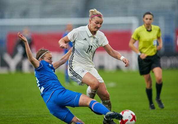 Alexandra POPP, DFB 11 Zweikampf , Aktion um den Ball gegen Sif ATLADOTTIR, ISL 2 Aktion, Zweikampf, Spielszene, Tackling, Ball, Einzelaktion, DEUTSCHLAND - ISLAND 2-3 Fussball Laenderspiel Damen Qualifikation zur Weltmeisterschaft WM 2019 in Frankreich , Wiesbaden, Deutschland 20.10.2017
