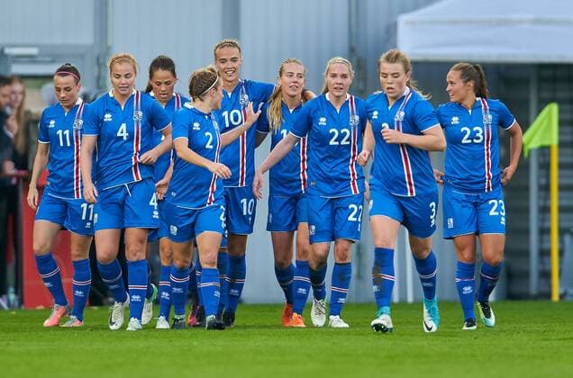 Dagny BRYNJARSDOTTIR, ISL 10 Torjubel, Jubel nach dem Tor zum 1-3 mit Sif ATLADOTTIR, ISL 2 Rakel HOENNUDOTTIR, ISL 22 Ingibjoerg SIGURDARDOTTIR, ISL 3 Elin JENSEN, ISL 15 Fanndis FRIDRIKSDOTTIR, ISL 23 Hallbera GISLADOTTIR, ISL 11 Glodis VIGGOSDOTTIR, ISL 4 Jubel, jubeln, jubelt, Freude, Emotionen, Feiern, Lachen, jubelt, freuen, reisst die Arme hoch, ballt die Faust DEUTSCHLAND - ISLAND 2-3 Fussball Laenderspiel Damen Qualifikation zur Weltmeisterschaft WM 2019 in Frankreich , Wiesbaden, Deutschland 20.10.2017