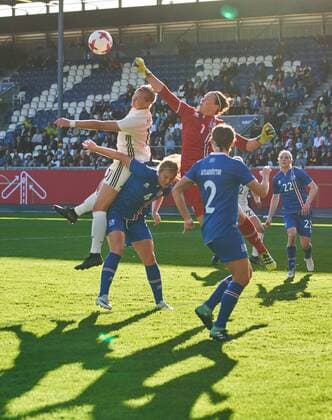 Gudbjoerg GUNNARSDOTTIR, ISL 1 Alexandra POPP, DFB 11 Symbolbild, Illustration, Feature, auf dem Rasen, Spielfeld, Gras, Gruen, Fussballrasen, Zweikampf Symbol Fussballerbeine, Waden, Stutzen, Fussballschuhe, Aktion, Frauen mit Ball Silhouette, Schatten, Relief, Profil, Schattenspiel, Lichtsituation DEUTSCHLAND - ISLAND 2-3 Fussball Laenderspiel Damen Qualifikation zur Weltmeisterschaft WM 2019 in Frankreich , Wiesbaden, Deutschland 20.10.2017