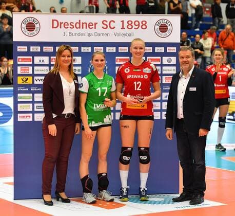 Ines Bathen (17, Münster) und Piia Korhonen (Dresden) wurden als beste Spielerinnen geehrt, Dresdner SC gegen USC Münster, Volleyball, 1. Bundesliga Frauen, 1. Liga, Margon Arena Dresden Bodenbacher Straße, DSC, Saison 2017 2018, 22.10.2017,