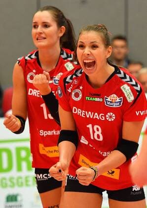 Jubel beim Dresdner SC, v.l.: Eva Hodanova und Sasa Planinsec (18, beide Dresden), Dresdner SC gegen USC Münster, Volleyball, 1. Bundesliga Frauen, 1. Liga, Margon Arena Dresden Bodenbacher Straße, DSC, Saison 2017 2018, 22.10.2017,
