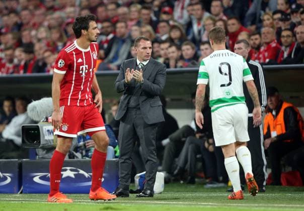 Fussball, Europacup, Champions League, Saison 2017 2018, Herren, 18.10.2017, Vorrunde, Gruppenphase, 3. Spieltag, FC Bayern München - Celtic Glasgow 3-0, , v.l. am Spielfeldrand, Ganzkörper, Trainer Brendan Rodgers, Celtic Glasgow, li. Mats Hummels, FC Bayern München,re. Leigh Griffiths, Celtic Glasgow,