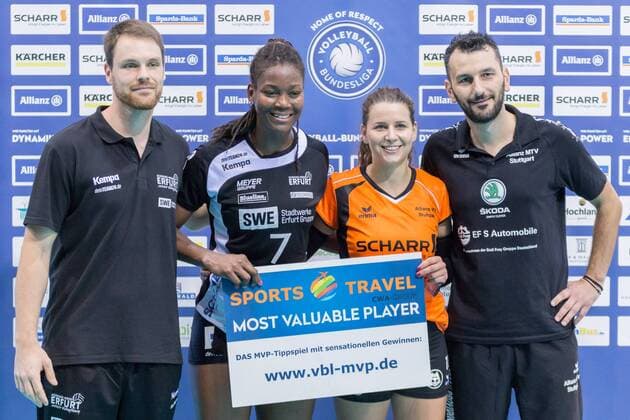 v.li.: Jonas Kronseder (Schwarz-Weiß Erfurt, Trainer), Erika Mercado Chavez (Schwarz-Weiß Erfurt, 7) (silber), Teodora Pusic (Allianz MTV Stuttgart, 11, Libero) (gold), Giannis Athanasopoulos (Allianz MTV Stuttgart, Trainer); Most Valuable Player, Volleyball, 1. Bundesliga Frauen, Allianz MTV Stuttgart - Schwarz-Weiß Erfurt,