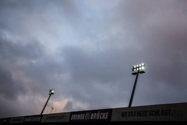 Fußball, Stadiongeschichte VfL Osnabrück GER, DFB Pokal, Runde 2, VfL Osnabrück vs 1. FC Nürnberg 25.10.2017, Stadion an der Bremer Brücke , Osnabrück, GER, DFB Pokal, Runde 2, VfL Osnabrück vs 1. FC Nürnberg , im Bild pictures shows: Flutlichtmasten Stadion an der Bremer Brücke,