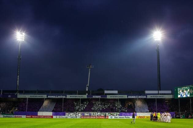 Fußball, Stadiongeschichte VfL Osnabrück GER, DFB Pokal, Runde 2, VfL Osnabrück vs 1. FC Nürnberg 25.10.2017, Stadion an der Bremer Brücke , Osnabrück, GER, DFB Pokal, Runde 2, VfL Osnabrück vs 1. FC Nürnberg , im Bild pictures shows: Fans des VfL Osnabrück mit Choreographie vor dem Anpfiff,