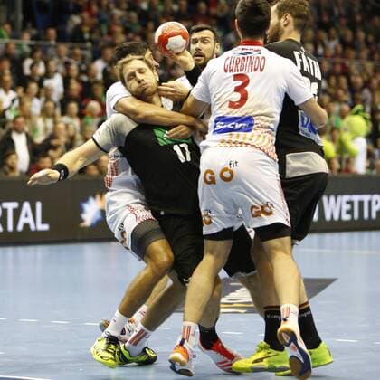 vl Arnau Garcia Barcelo gegen Steffen Weinhold Zweikampf, Duell, duel, tackle, Dynamik, Action, Aktion, Handball, Länderspiel, Deutschland - Spanien,