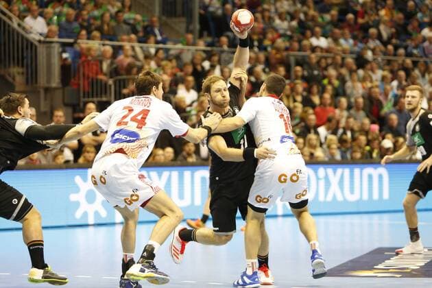 vl steffen weinhold gegen alex dujshebaev Zweikampf, Duell, duel, tackle, Dynamik, Action, Aktion, Handball, Länderspiel, Deutschland - Spanien,