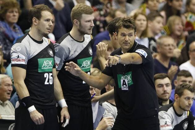 vl Kai Häfner, Philipp Weber, Trainer Christian Prokop gibt Anweisungen, gestikuliert, mit den Armen gestikulieren, gives instructions, gesticulate, Handball, Länderspiel, Deutschland - Spanien,