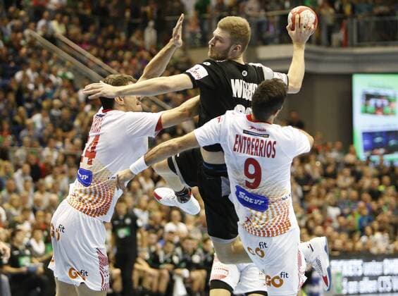 vl Viran Morros de Argila, Philipp Weber, Raul Entrerrios Rodriguez Zweikampf, Duell, duel, tackle, Dynamik, Action, Aktion, Handball, Länderspiel, Deutschland - Spanien,