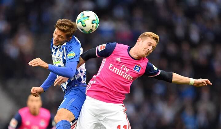 Niklas Stark (Hertha BC), und Andre Hahn (HSV), Hertha BSC Berlin - Hamburger Sportverein, HSV 1. Bundesliga 2017 2018, 1. BL, 1. Bundesliga, DFL, Fußball, Fussball, soccer, Herren, Männer, Maenner, Deutschland, Germany Berlin, 28.10.2017, Olympiastadion