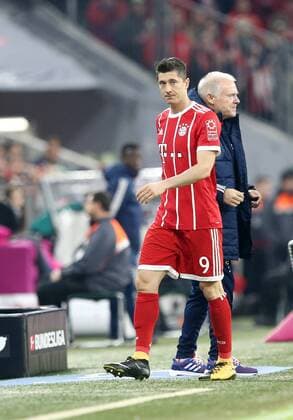 Bayern Muenchen - RB Leipzig Fussball 1.Bundesliga Muenchen, 28.10.2017, Allianz Arena, Fussball, DFL, GER, 10.Spieltag , FC Bayern Muenchen vs. RB Leipzig 2:0 (2:0) , Im Bild: Robert Lewandowski (9,Bayern) vor Co Trainer Hermann Gerland (Bayern). ,