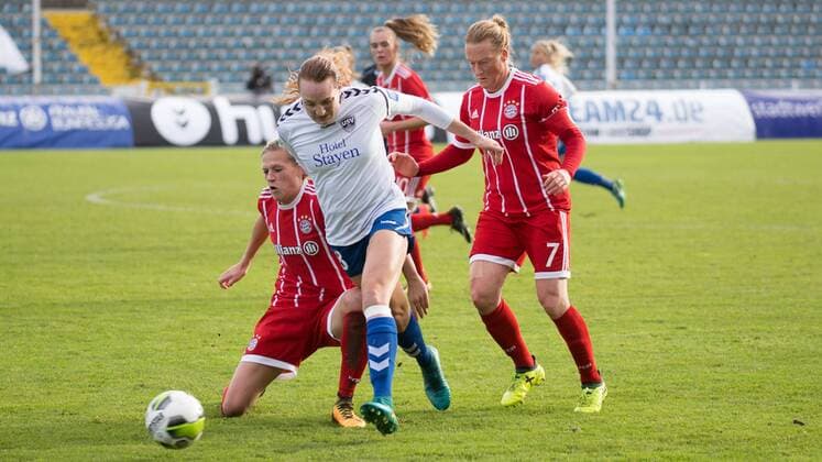 v.li.: Carina Wenninger (FC Bayern München, 19), Hannah Keane (FF USV Jena, 8), Melanie Behringer (FC Bayern München, 7); Aktion, action, Fußball, Allianz Frauen-Bundesliga, FF USV Jena - FC Bayern München,