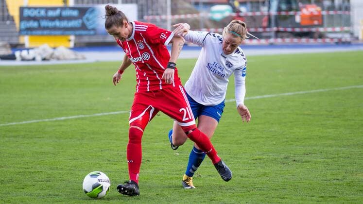 v.li.: Simone Laudehr (FC Bayern München, 21), Catherine Joan CJ Bott (FF USV Jena, 2); Zweikampf, Duell, Aktion, action, Fußball, Allianz Frauen-Bundesliga, FF USV Jena - FC Bayern München,