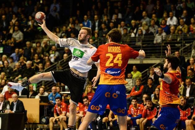 Handball, Herren, Länderspiel in Berlin, Saison 2017 18, Deutschland - Spanien, Philipp Weber (Nr. 20, Deutschland), Viran Morros de Argila (Nr. 24, Spanien), 29.10.17, Copyright: xMichaelxHundtx xMatthiasxKochx