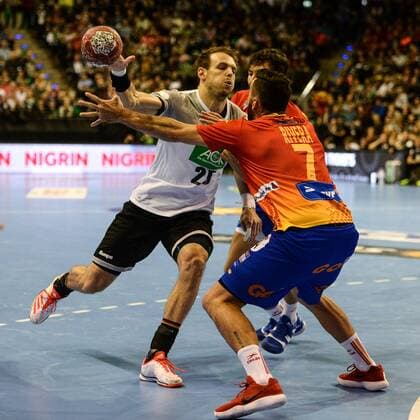Handball, Herren, Länderspiel in Berlin, Saison 2017 18, Deutschland - Spanien, Kai Häfner (Nr. 25, Deutschland), Valero Rivera Folch (Nr. 7, Spanien), 29.10.17, Copyright: xMichaelxHundtx xMatthiasxKochx
