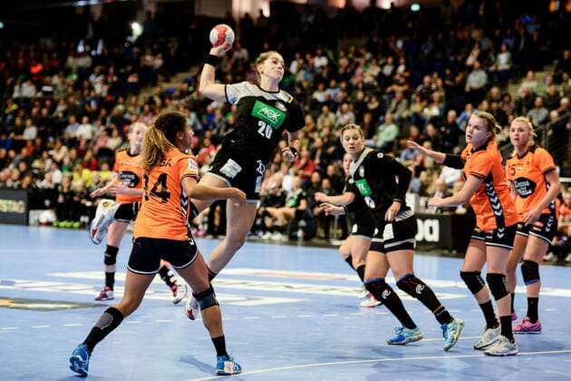 Handball, Frauen-Länderspiel in Berlin, Saison 2017 18, Deutschland - Niederlande, Anouk Nieuwenweg (Nr. 34, Niederlande), Emily Bölk (Nr. 20, Deutschland), Julia Behnke (Nr. 13, Deutschland), 29.10.17, Copyright: xMichaelxHundtx xMatthiasxKochx