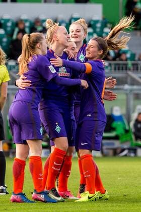 v.li.: Nina Lührßen (Luehrssen, SV Werder Bremen, 4), Lina Hausicke (SV Werder Bremen, 18), Cindy König (Koenig, SV Werder Bremen, 11), Verena Volkmer (SV Werder Bremen, 16) und Marie-Louise Eta (SV Werder Bremen, 6) beim Torjubel, Goal celebration, celebrate the goal, goal celebration, Jubeltraube, Fussball, Allianz Frauen-Bundesliga, VfL Wolfsburg - SV Werder Bremen,