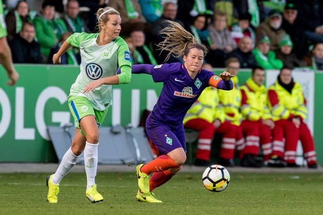 v.li.: Lena Goeßling (Gößling, Goessling, Gössling, VfL Wolfsburg, 28) und Marie-Louise Eta (SV Werder Bremen, 6) im Zweikampf, Duell, duel, tackle, Fussball, Allianz Frauen-Bundesliga, VfL Wolfsburg - SV Werder Bremen,